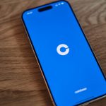 O Paradoxo da Coinbase: O tombo nas corretagens e a aposta de sobrevivência na economia da Inteligência Artificial
